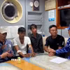 Lực lượng chức năng Bộ Tư lệnh Vùng Cảnh sát biển 4 kiểm tra sức khỏe, động viên tinh thần các thuyền viên. (Ảnh: TTXVN phát) 