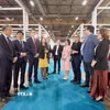 Đại sứ Việt Nam tại Pháp Đinh Toàn Thắng, đại diện Ban tổ chức và các đơn vị hỗ trợ trao đổi với các doanh nghiệp Việt Nam tham dự Triển lãm. (Ảnh: Hữu Chiến/TTXVN)