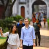 Du khách quốc tế tham quan Văn Miếu-Quốc Tử Giám. (Ảnh: Thanh Tùng/TTXVN)