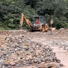 Một trận lũ ống đã cuốn hàng nghìn tấn đá, kèm bùn từ trên núi phủ kín mặt đường đèo Lò Xo (đường Hồ Chí Minh) một đoạn khoảng 200 mét chiều dài, rộng khoảng 12 m và cao từ 1-1,5 m khiến giao thông đoạn trên tắt hoàn toàn. (Ảnh: Cao Nguyên/TTXVN)
