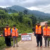 Lực lượng chức năng xã Đakrông chốt chặn tại các khu vực nước ngập sâu, không cho người dân qua lại. Ảnh: TTXVN phát