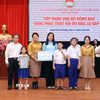 Tiếp nhận ủng hộ từ cán bộ, giáo viên, học sinh Trường Phổ thông đặc biệt Nguyễn Đình Chiểu ủng hộ đồng bào bị thiệt hại bởi bão, lũ. (Ảnh: Xuân Khu/TTXVN) 