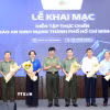 Lãnh đạo Cục An ninh mạng Bộ Công an tặng hoa cho Ban Tổ chức Chương trình. (Ảnh: Tiến Lực/TTXVN) 