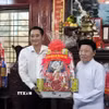 Phó Chủ tịch Ủy ban Nhân dân tỉnh Vĩnh Long Nguyễn Quỳnh Thiện thăm, tặng quà tại Hội thánh Cao đài Ban Chỉnh đạo. (Ảnh: Huỳnh Phúc Hậu/TTXVN)
