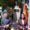 Đại sứ Việt Nam tại Mexico Nguyễn Văn Hải và Thị trưởng Acapulco Abelina López Rodríguez thực hiện nghi lễ cắt băng khánh thành công trình tôn tạo tượng Chủ tịch Hồ Chí Minh. (Ảnh: Phi Hùng/TTXVN) 