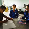 Thành phố Cần Thơ thực hiện phương châm “đi từng ngõ, gõ từng nhà, hướng dẫn từng người,” ưu tiên các nhóm còn hạn chế về kỹ năng số, kết hợp hướng dẫn tại hộ gia đình với các điểm hỗ trợ tập trung ở cơ sở. (Ảnh: Duy Khương/TTXVN)
