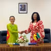 Đại sứ Việt Nam tại Mozambique Trần Thị Thu Thìn và Bộ trưởng Bộ Giáo dục và Văn hóa Mozambique Samaria Tovela. (Ảnh: Đại sứ quán Việt Nam tại Mozambique)