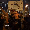 Người dân Israel tuần hành tại Tel Aviv, phản đối quyết định chiếm đóng thành phố Gaza của quân đội Israel. (Ảnh: THX/TTXVN)