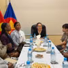 Đại sứ Việt Nam tại Mozambique Trần Thị Thu Thìn phát biểu dặn dò và động viên các tân sinh viên Mozambique trước khi lên đường sang Việt Nam học tập trong năm học 2026-2027. (Ảnh: TTXVN phát) 