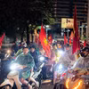 Dù trời đang mưa, hàng nghìn cổ động viên đổ ra đường ăn mừng chiến thắng của đội nhà trước Thái Lan. (Ảnh: Minh Quyết/TTXVN)
