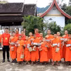 Ban Tổ chức khám bệnh, cấp phát thuốc miễn phí và tặng quà cho các hòa thượng, tăng sinh tại chùa Pa Pha O, thành phố Luang Prabang, Bắc Lào. (Ảnh: Xuân Tú/TTXVN)