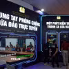 Triển lãm "Bức tường An ninh mạng" tại phố Đinh Tiên Hoàng, phường Hoàn Kiếm, thành phố Hà Nội, thu hút đông đảo người dân và du khách tham gia trải nghiệm. (Ảnh: Hùng Mạnh/TTXVN) 
