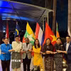 Các Đại sứ ASEAN tại Sri Lanka thực hiện nghi thức bắt tay truyền thống, thể hiện tinh thần đoàn kết và hữu nghị tại buổi lễ. (Ảnh: TTXVN phát)