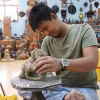 Thợ gốm Hợp tác xã gốm Chăm Bàu Trúc (xã Ninh Phước, tỉnh Khánh Hòa) tạo hình linh vật ngựa bằng phương pháp thủ công truyền thống. (Ảnh: Nguyễn Thành/TTXVN)