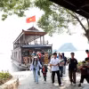 Du khách trải nghiệm du lịch ngồi thuyền trên hồ Lục Nhạc tại Quần thể danh thắng Tràng An và Quần thể danh thắng Tam Chúc. (Ảnh: Đại Nghĩa/TTXVN)