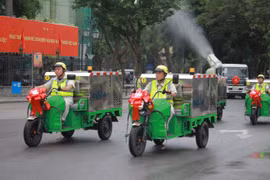 Hà Nội vận hành 100 thiết bị, xe vệ sinh môi trường hiện đại ở 4 quận nội đô. (Ảnh: Minh Anh/Vietnam+)