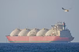 Tàu hàng di chuyển qua eo biển Hormuz sau khi thoả thuận ngừng bắn 2 tuần giữa Mỹ và Iran có hiệu lực, ngày 8/4/2026. (Ảnh: Anadolu Agency/TTXVN)