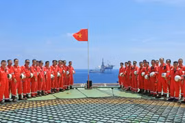 Chào cờ trên giàn khoan Mỏ Đại Hùng. (Ảnh: PV/Vietnam+)