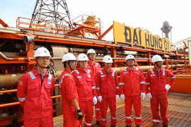 Chủ tịch Hội đồng thành viên PVEP Trương Quốc Lâm kiểm tra hoạt động tại giàn Đại Hùng-01. (Ảnh: PV/Vietnam+)