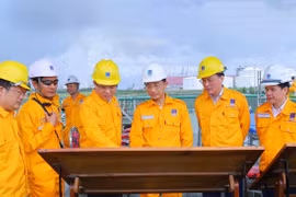 Lãnh đạo Petrovietnam kiểm tra hoạt động tại Kho cảng LNG Thị Vải. (Ảnh: PV/Vietnam+)