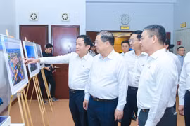 Chủ tịch Hội đồng thành viên Petrovietnam Lê Ngọc Sơn giới thiệu với Phó Thủ tướng Thường trực Phạm Gia Túc về những công trình, dự án nổi bật của Petrovietnam. (Ảnh: CTV)