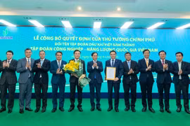 Phó Thủ tướng Bùi Thanh Sơn cùng Ban lãnh đạo Petrovietnam tại lễ công bố Quyết định đổi tên Tập đoàn Dầu khí Việt Nam. (Ảnh: PV/Vietnam+)