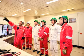 Phó Thủ tướng Bùi Thanh Sơn nghe báo cáo về hoạt động của mỏ Sư Tử Vàng