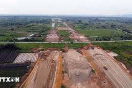 Thi công tuyến đường Vành đai 4 đoạn đi qua 2 huyện Hoài Đức và Đan Phượng. (Ảnh: Huy Hùng/TTXVN)