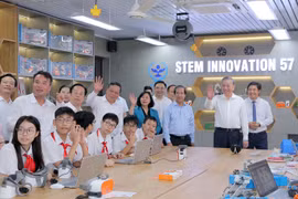 Tổng Bí thư Tô Lâm, lãnh đạo Đảng, Nhà nước, Bộ Giáo dục và Đào tạo và Petrovietnam tại phòng STEM trường THCS Cầu Giấy. (Ảnh: PV/Vietnam+)