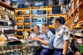 Phòng Nghiệp vụ Quản lý thị trường tiến hành kiểm tra tại các điểm kinh doanh trong Trung tâm Thương mại Saigon Square ngày 29/5. (Ảnh: Quản lý thị trường)