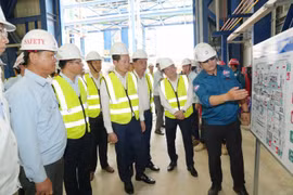 Chủ tịch Hội đồng thành viên Petrovietnam Lê Mạnh Hùng cùng lãnh đạo tỉnh Đồng Nai kiểm tra tiến độ thực hiện dự án Nhà máy điện Nhơn Trạch 3&4. (Ảnh: PV/Vietnam+)