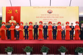 Các đại biểu thực hiện nghi thức cắt băng khai trương Trung tâm Báo chí phục vụ Đại hội đại biểu Đảng bộ thành phố Hà Nội lần thứ XVIII. (Ảnh: Xuân Quảng/Vietnam+)