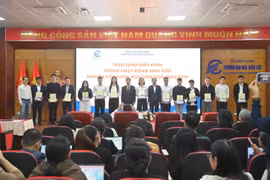 EPU tuyên dương các tập thể tiêu biểu có thành tích trong hoạt động sinh viên nghiên cứu khoa học.