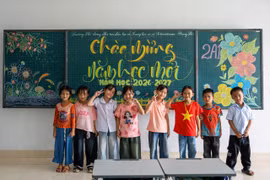 Các em học sinh Trường Phổ thông Nội trú Tiểu học & Trung học cơ sở PETROVIETNAM - Phong Thổ háo hức trước lễ khai giảng năm học mới. (Ảnh: CTV)