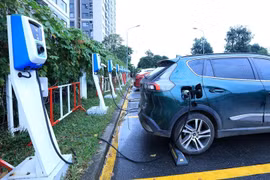 Trạm sạc xe điện tại một khu chung cư trên địa bàn Hà Nội. (Ảnh: Tuấn Anh/TTXVN)