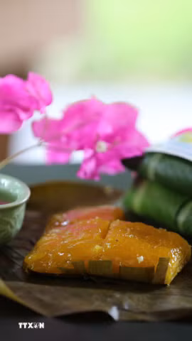 Những cặp bánh phu thê buộc lạt giang xinh xắn nằm gọn trong lá xanh, như những lời chúc bình an được gói ghém cẩn thận. (Ảnh: Đỗ Huyền/TTXVN)