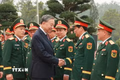 Tổng Bí thư, Chủ tịch nước Tô Lâm, Bí thư Quân ủy Trung ương với các đại biểu. (Ảnh: Trọng Đức/TTXVN)