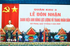 Tổng Bí thư, Chủ tịch nước Tô Lâm, Bí thư Quân ủy Trung ương trao Danh hiệu Anh hùng Lực lượng vũ trang nhân dân tặng Quân khu 3. (Ảnh: Thống Nhất/TTXVN)