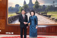 Thường trực Ban Bí thư Trần Cẩm Tú và Chủ tịch Quốc hội Campuchia Khuon Sudary chụp ảnh chung. (Ảnh: Phương Hoa/TTXVN)
