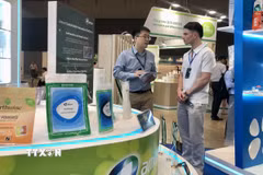 Giới thiệu sản phẩm tại chuỗi triển lãm quốc tế chuyên ngành công nghệ bao bì, đồ uống, nhựa và cao su. (Ảnh: Mỹ Phương/TTXVN)