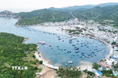 Vẻ đẹp nên thơ của vịnh Vĩnh Hy (xã Vĩnh Hải, tỉnh Khánh Hòa). (Ảnh: Nguyễn Thành/TTXVN)