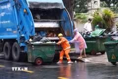 Công nhân thu gom rác địa bàn phường Xuân Hòa, Thành phố Hồ Chí Minh. (Ảnh: Hồng Đạt/TTXVN)