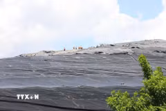 Bãi chôn lấp rác kiểm soát mùi tại Khu liên hợp xử lý chất thải Đa Phước. (Ảnh: Hồng Đạt/TTXVN)