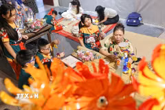 Thiếu nhi trải nghiệm không gian giới thiệu đồ chơi Trung Thu truyền thống, tham gia các hoạt động làm đèn ông sao, đèn kéo quân, tiến sỹ giấy, chuồn chuồn tre. (Ảnh: Thanh Tùng/TTXVN)