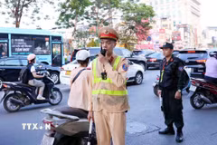 Tổ công tác đặc biệt của Công an thành phố Hà Nội gồm lực lượng Cảnh sát Giao thông, Cảnh sát cơ động phối hợp với Công an địa phương thực hiện kiểm tra và xử lý nghiêm các vi phạm giao thông. (Ảnh: Phạm Kiên/ TTXVN)