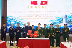 Đoàn đại biểu Bộ đội Biên phòng 4 tỉnh: Điện Biên, Lai Châu, Tuyên Quang, Lào Cai (Việt Nam) và Đoàn đại biểu Tổng Trạm kiểm tra Biên phòng xuất, nhập cảnh Vân Nam (Trung Quốc) trao biên bản ghi nhớ hội đàm. (Ảnh: TTXVN phát)