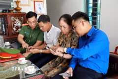 Công an, Đoàn thanh niên phường Thiên Trường (Ninh Bình) tuyên truyền, hướng dẫn người dân truy cập nhóm Zalo an ninh trật tự. (Ảnh: Nguyễn Lành/TTXVN)