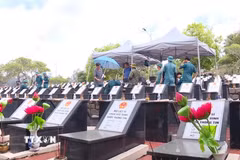 Công tác khai quật được triển khai theo từng cụm 5 phần mộ; các lực lượng tại Đồng Nai phối hợp chặt chẽ trong toàn bộ quy trình từ khai quật, đánh số, lập sơ đồ, lấy mẫu ADN đến bảo quản và hoàn táng hài cốt liệt sỹ. (Ảnh: Đậu Tất Thành/TTXVN)