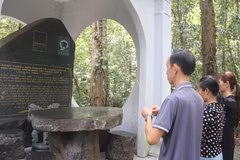 Du khách thắp hương nhà bia Thông tấn xã Giải phóng, tỉnh Đồng Nai. (Ảnh: Công Phong/TTXVN)