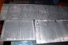 Bảo vật Quốc gia Mộc bản tại chùa Trăm Gian. (Ảnh: Mạnh Tú/TTXVN)